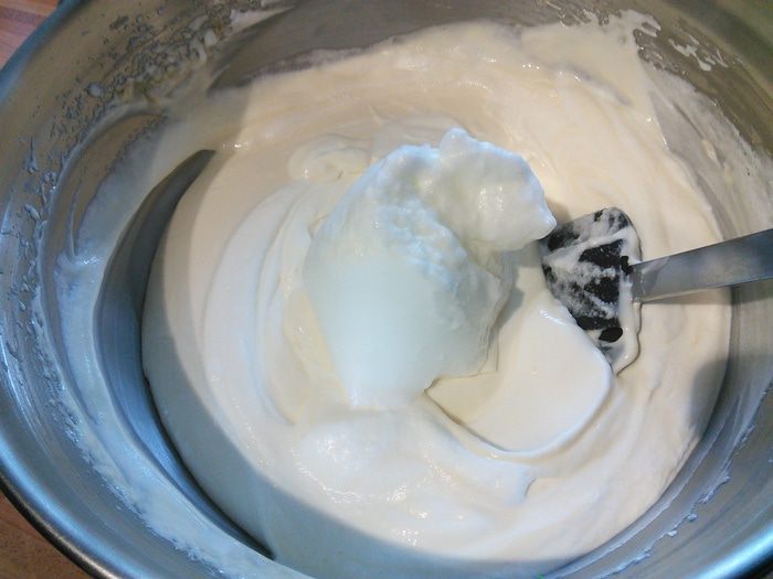 Кремовый чизкейк с клубничным соусом