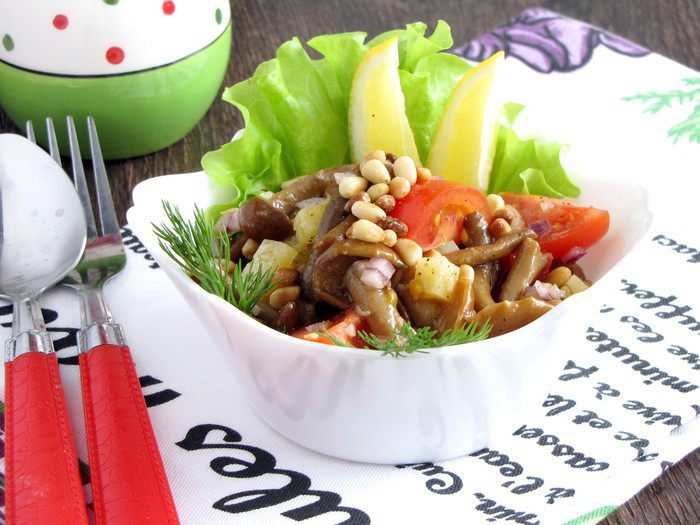 Салат с опятами, овощами и кедровыми орешками