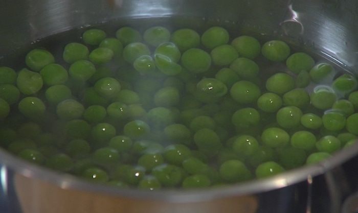 Салат с булгуром, зеленым горошком и мятой