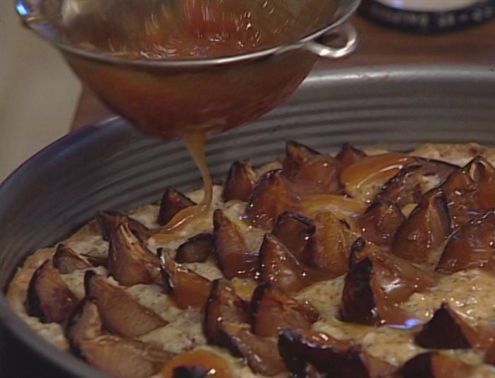 Ореховый торт со сливами