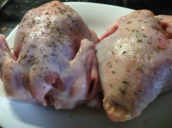 Цыплята с вином, виноградом и барбарисом