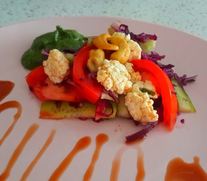 Салат с сыром и зеленым соусом