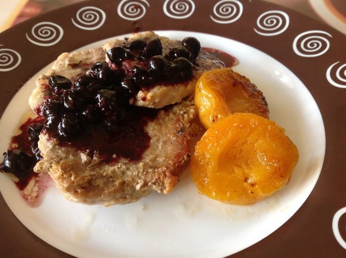 Свинина с соусом из черной смородины