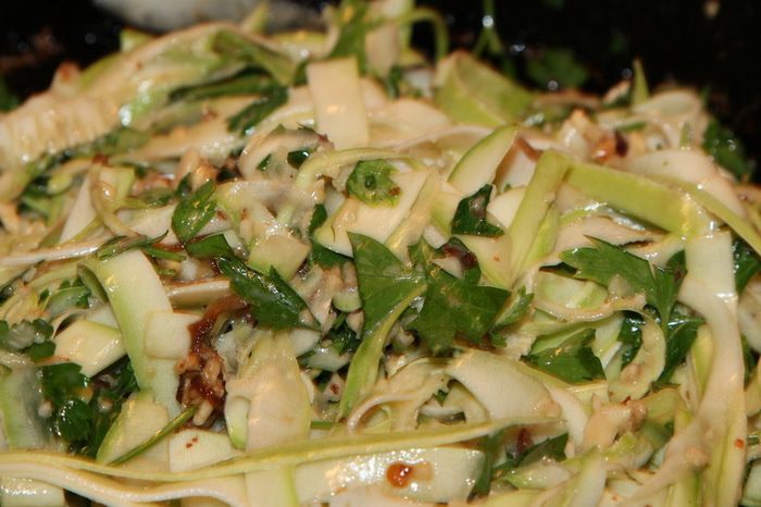 Кабачки с орехами и карамелизированным луком