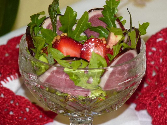 Салат с клубникой и хамоном для романтического ужина