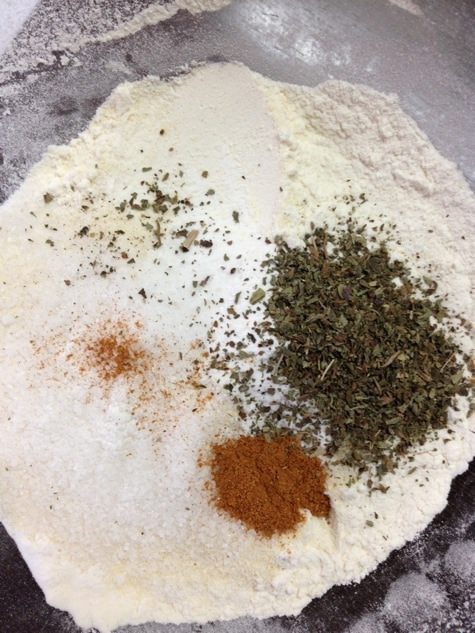 Печенье с вялеными помидорами и базиликом