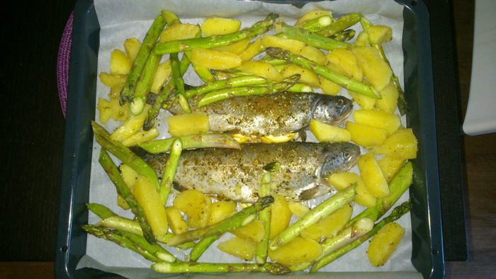 Запеченная форель со спаржей и картофелем