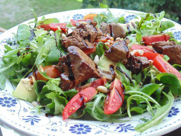 Теплый салат с куриной печенью