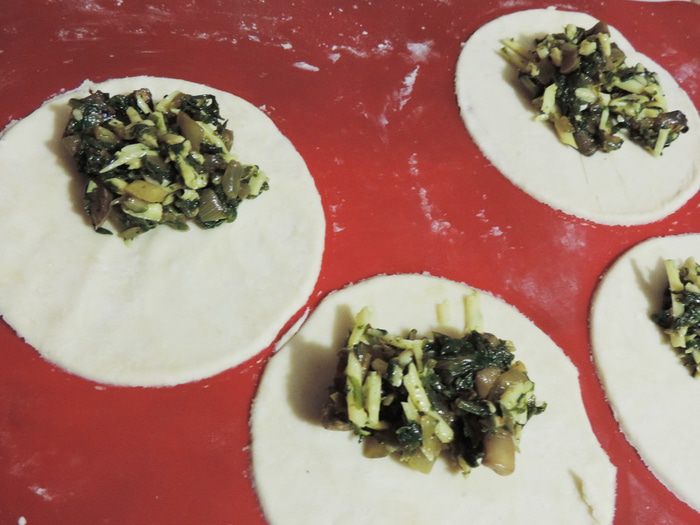 Кальцончини со шпинатно-грибной начинкой