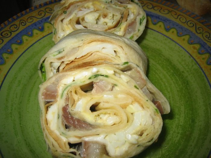 Рулетики из лаваша с сельдью и яйцом