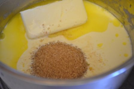 Имбирный кекс с черносливом под карамельным соусом 