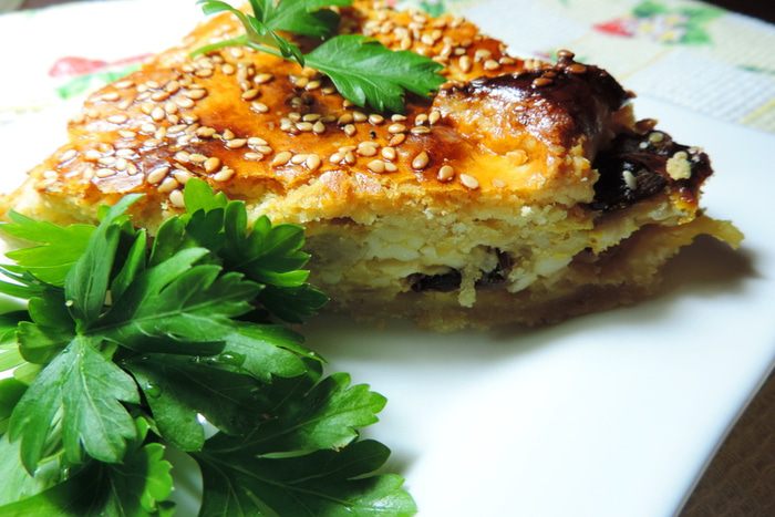 Сырно-луковый пирог с грибами