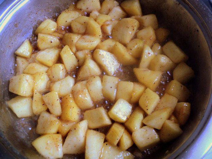 Ореховый торт с карамелизированными яблоками