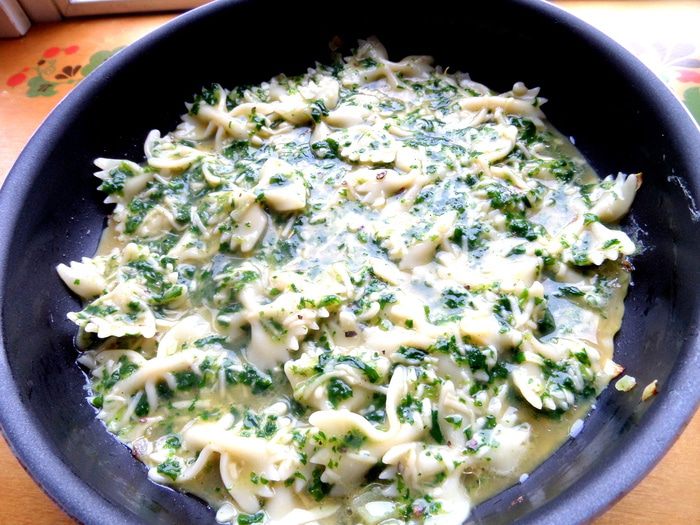 Фриттата с макаронами и шпинатом