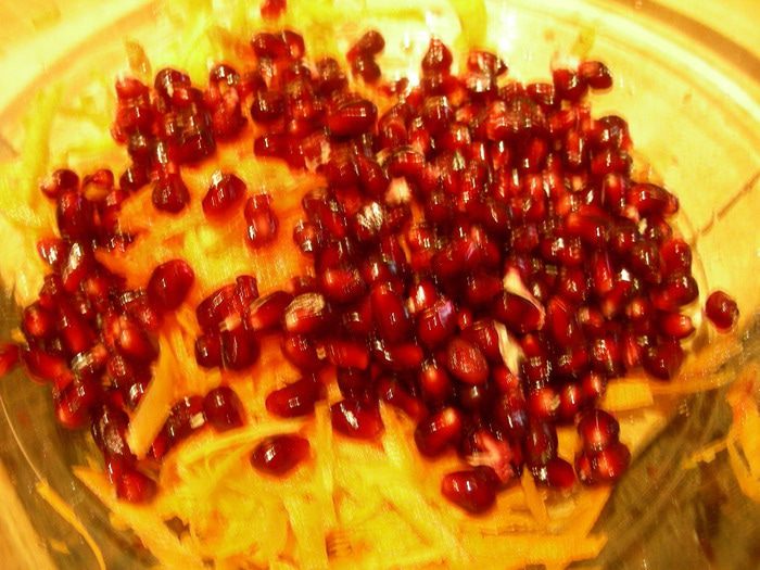 Легкий салат из моркови и граната с грецкими орехами