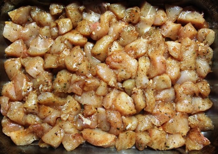 Курица, запеченная с тыквой и виноградом