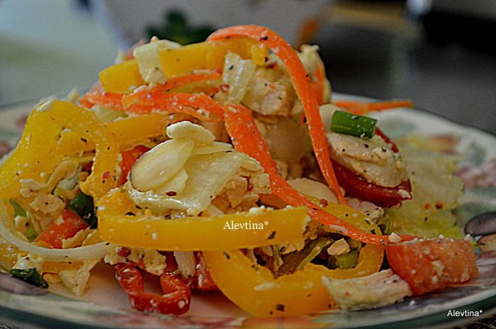 Куриный салат с сыром Фета и овощами