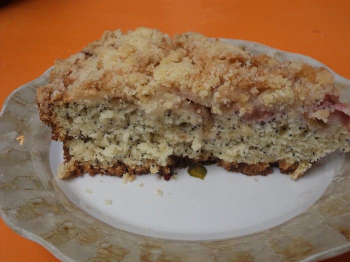 Ревеневый пирог с ванильной крошкой и маком