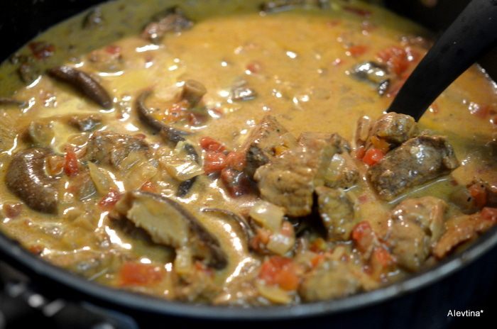 Свинина с паприкой и грибами шиитаке