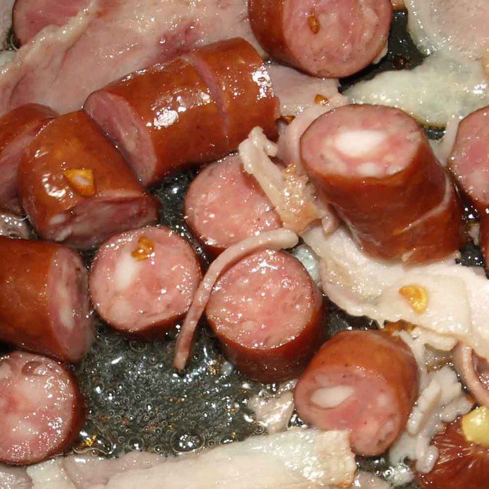 Томатный суп с охотничьими колбасками и беконом