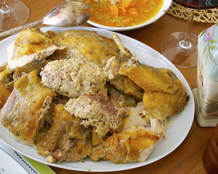 Фаршированная цесарка с капустой