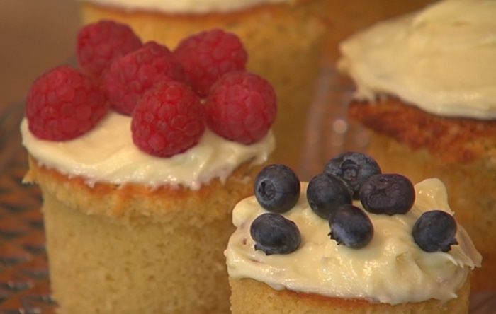 Кокосовые капкейки со свежими ягодами