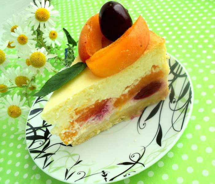 Творожник с абрикосами и вишней
