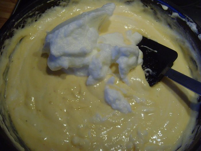 Рулет-суфле с пармезаном и вялеными томатами