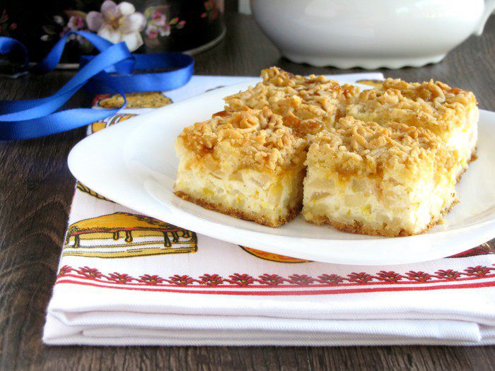 Тертый пирог с творогом и грушами