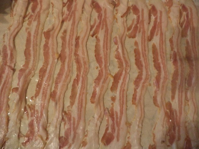 Хлебец из мясного фарша с начинкой из яиц и сосисок