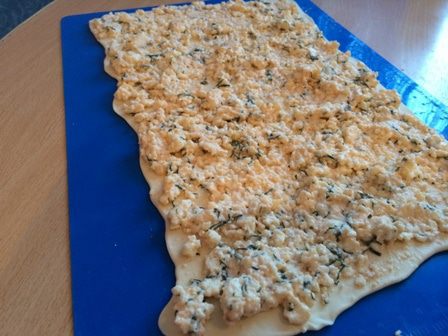 Рулетики из слоеного теста с брынзой и травами