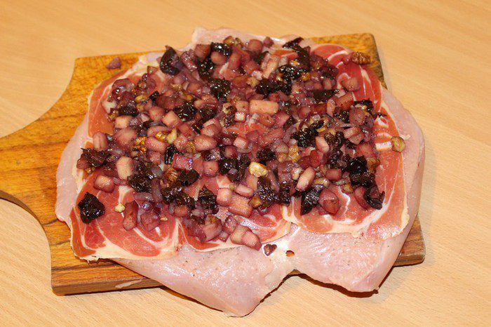 Рулет из индейки с черносливом в тесте