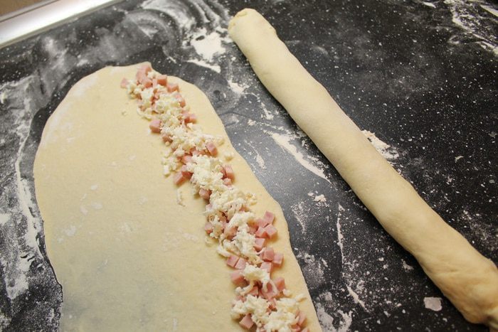 Слойки с ветчиной и моцареллой