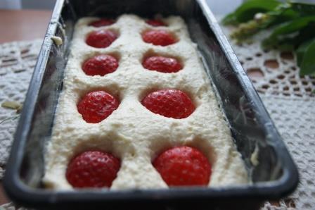 Творожный пирог с лимоном и клубникой 