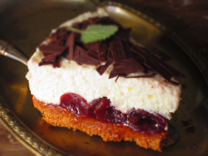 Торт с черешней и творожным муссом