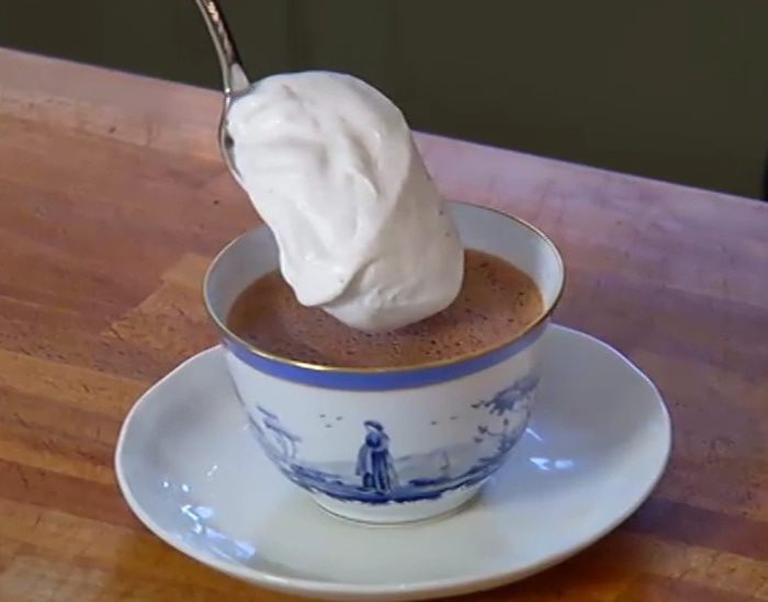 Горячий шоколад со взбитыми сливками 
