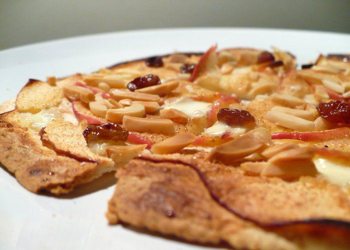 Яблочный фламмкухен с корицей