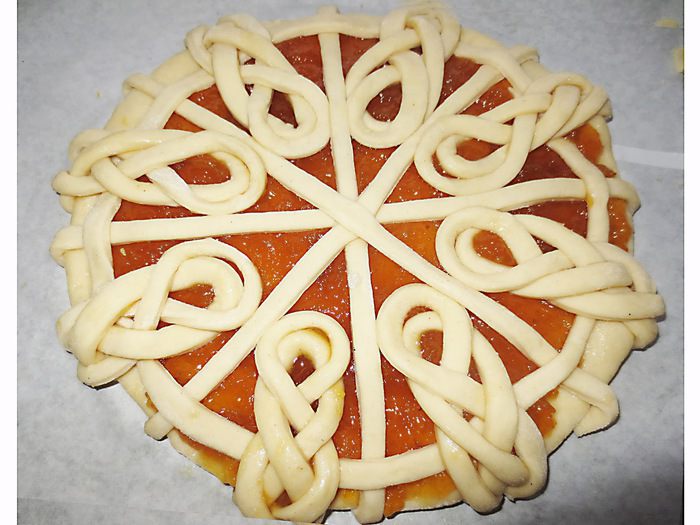 Пирог с начинкой из абрикосового джема (Фигурная выпечка - идея авторская)