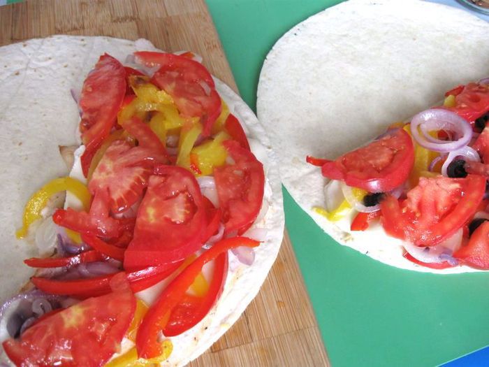 Тортилья с курицей, помидорами и сыром