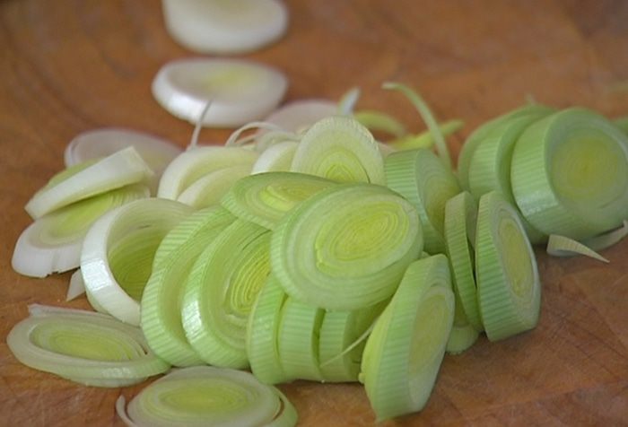 Супчик из чечевицы с пореем и помидорами