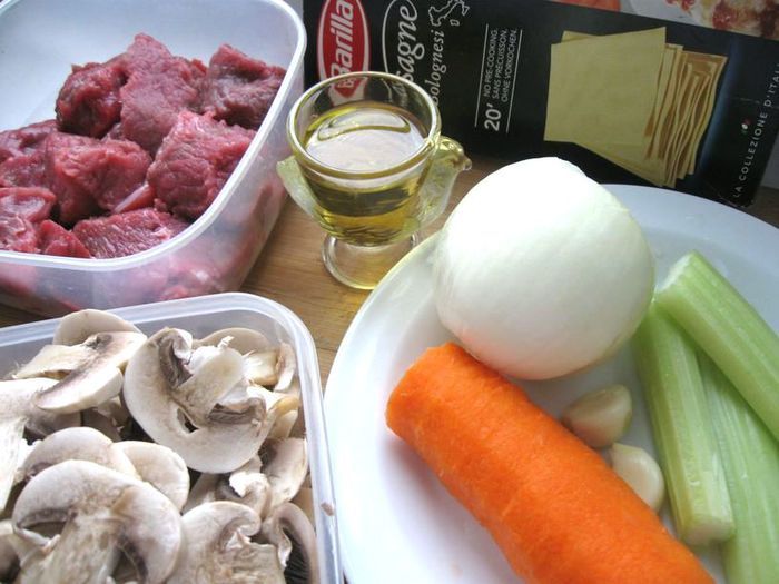 Лазанья с рагу болоньезе (ragù alla bolognese), грибами и моцареллой