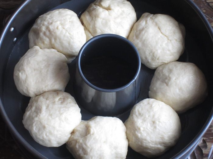 Обсыпной сливовый пирог с творожной начинкой