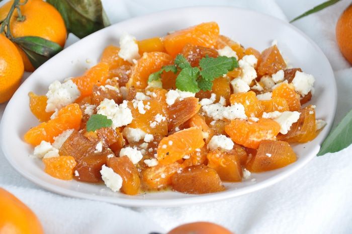 Французский салат из хурмы с козьим сыром