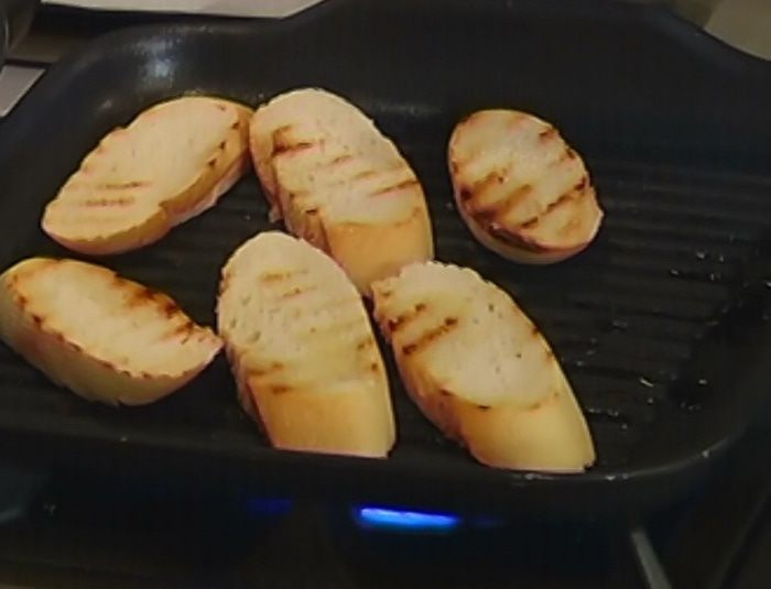 Кростини с тунцом и луком-пореем