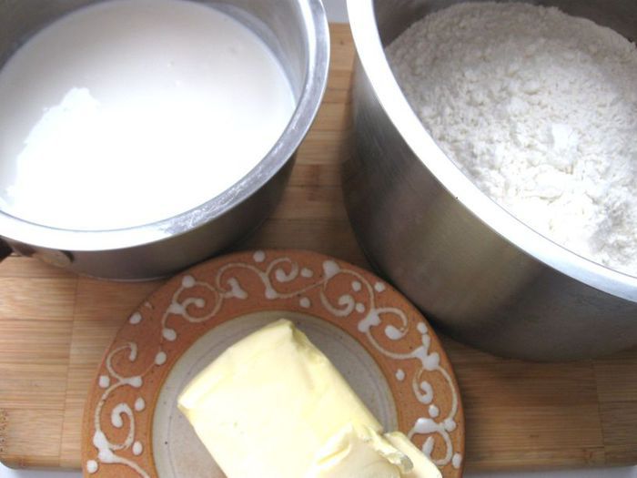 Кольцевой пирог с айвой, сухофруктами и орехами