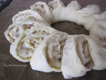 Рулет с орехами и изюмом