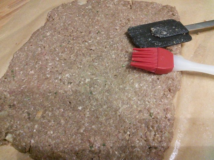Говяжий рулет с черносливом и грецким орехом 