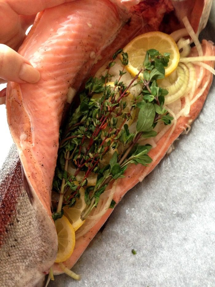 Запеченная форель с соусом из шпината