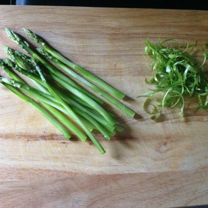 Дуэт из двух видов рыб со спаржей