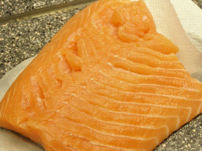 Филе лосося в красном соусе